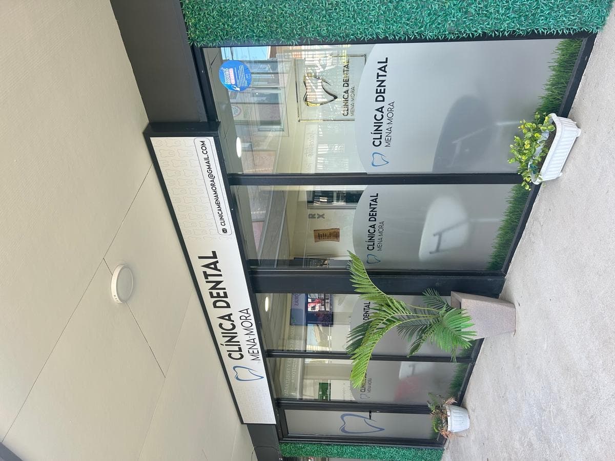 Entrada principal de Clínica Dental Mena Mora