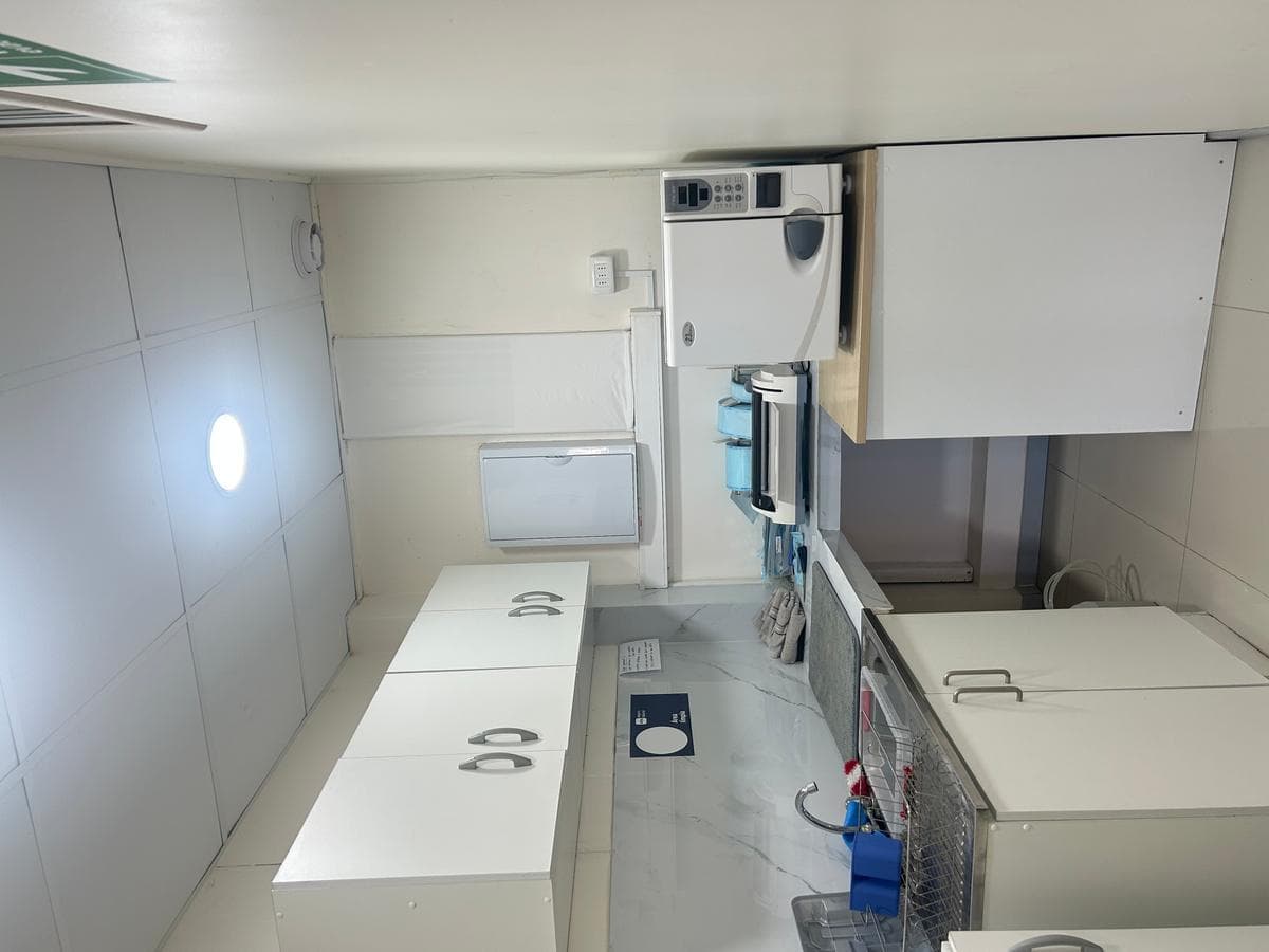 Sala de esterilización con protocolos de bioseguridad