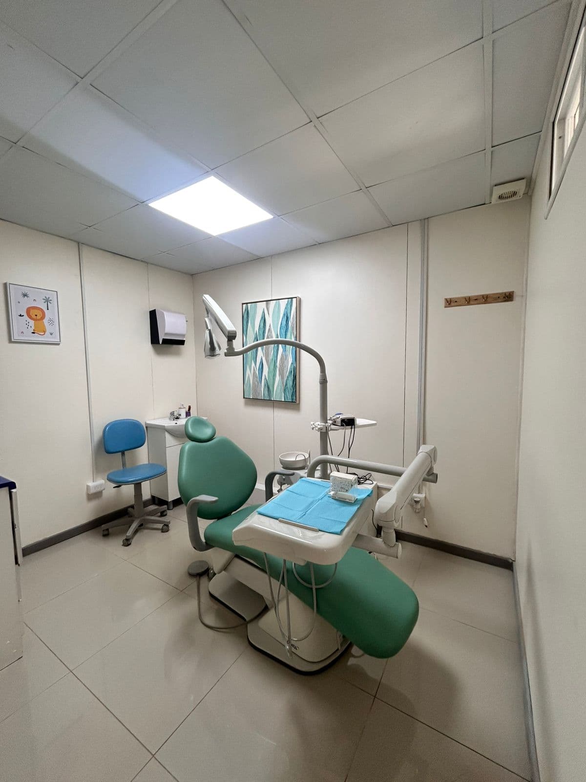 Box de tratamiento dental equipado con tecnología moderna