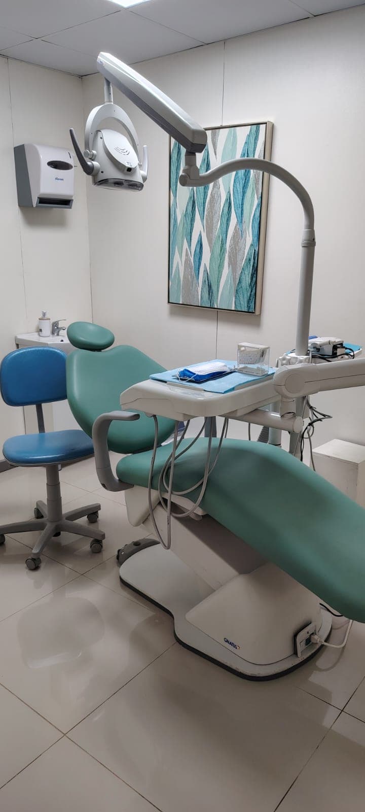 Sillón dental profesional en Clínica Dental Mena Mora